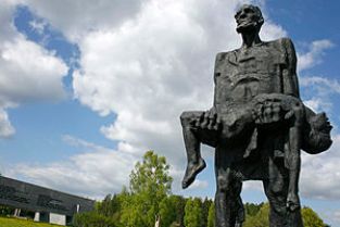 Khatyn_Memorial,_Belarus (1)