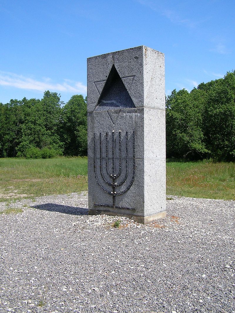 800px-holocaust_memorial_in_estonia