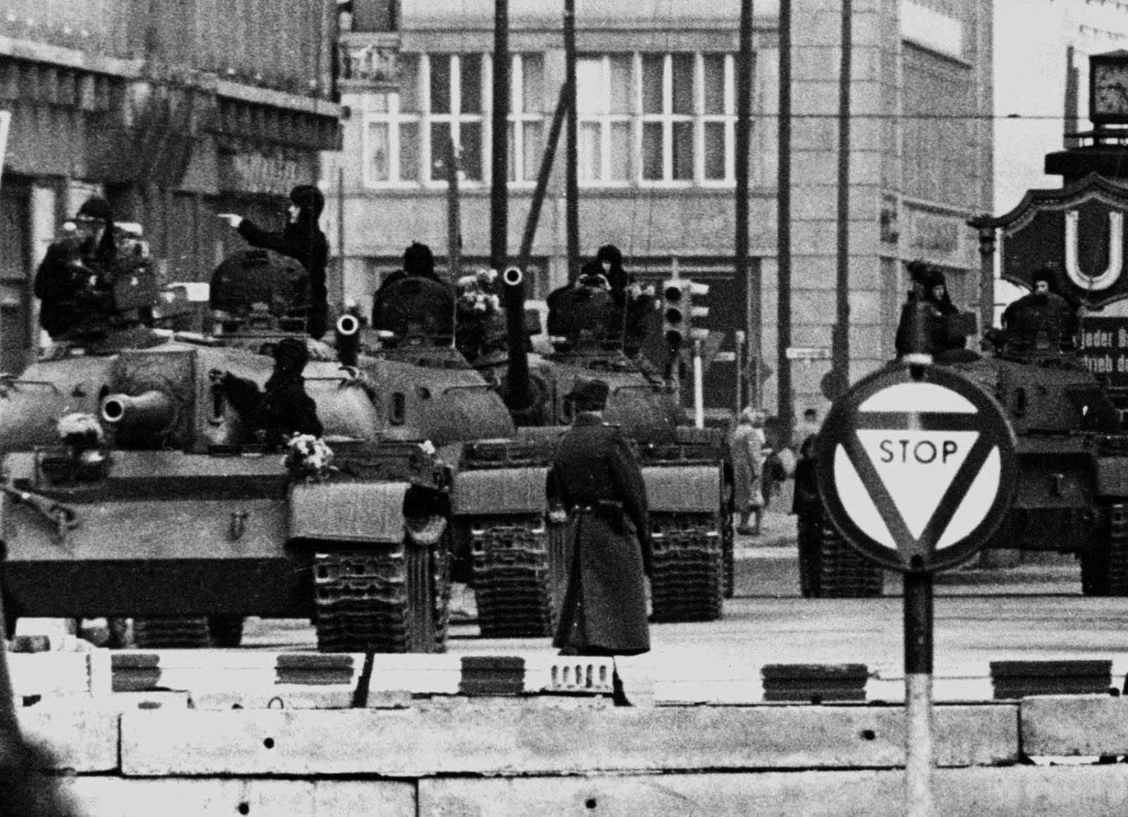 The standoff at Checkpoint Charlie Soviet tanks facing American tanks, 1961 (3)