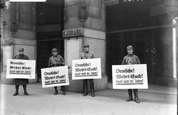Berlin, Boykott-Posten vor jüdischem Warenhaus