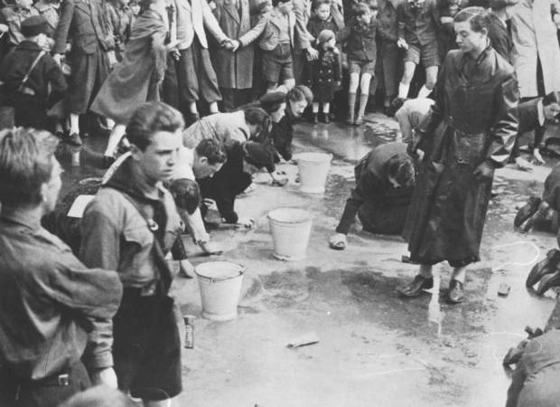 hitler-youth-street-cleaning