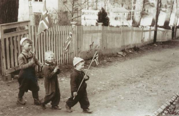 kids-holding-flags
