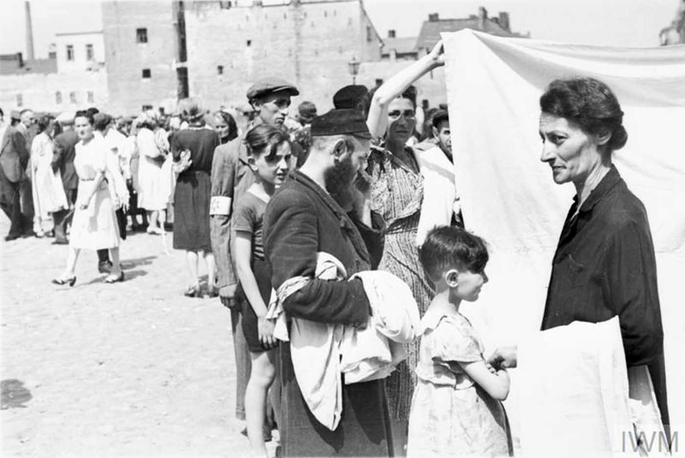 Daily_Life_In_The_Warsaw_Ghetto_6