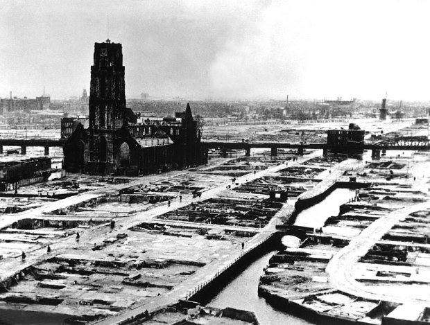 1024px-Rotterdam,_Laurenskerk,_na_bombardement_van_mei_1940