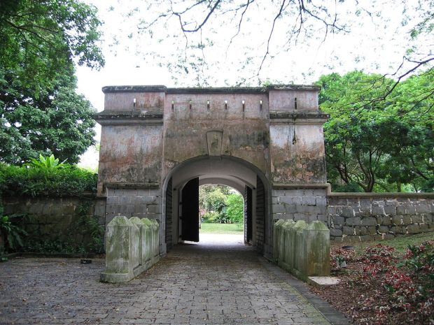 1024px-The_Gate_of_Fort_Canning_2,_Fort_Canning_Hill,_Nov_05