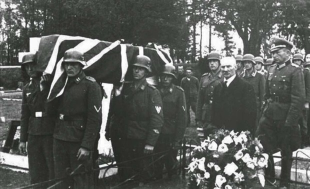 A RAF airman is buried with full military honors by occupying German soldiers, Channel Islands, 1943 (1)